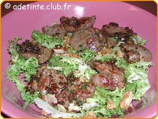 Salade frise aux noix et foies de volailles